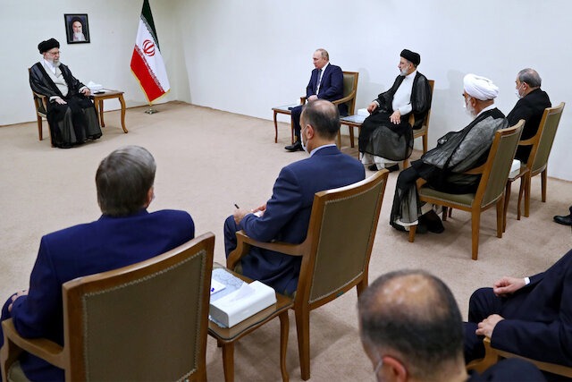 Vladimir Putin ha incontrato l'Imam Khamenei.